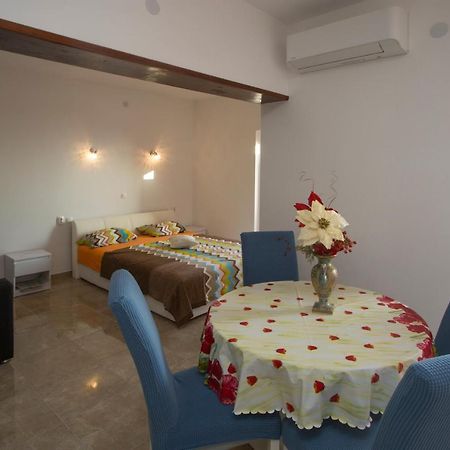 פודסטראנה Villa Nives Holiday Apartment Rentals מראה חיצוני תמונה