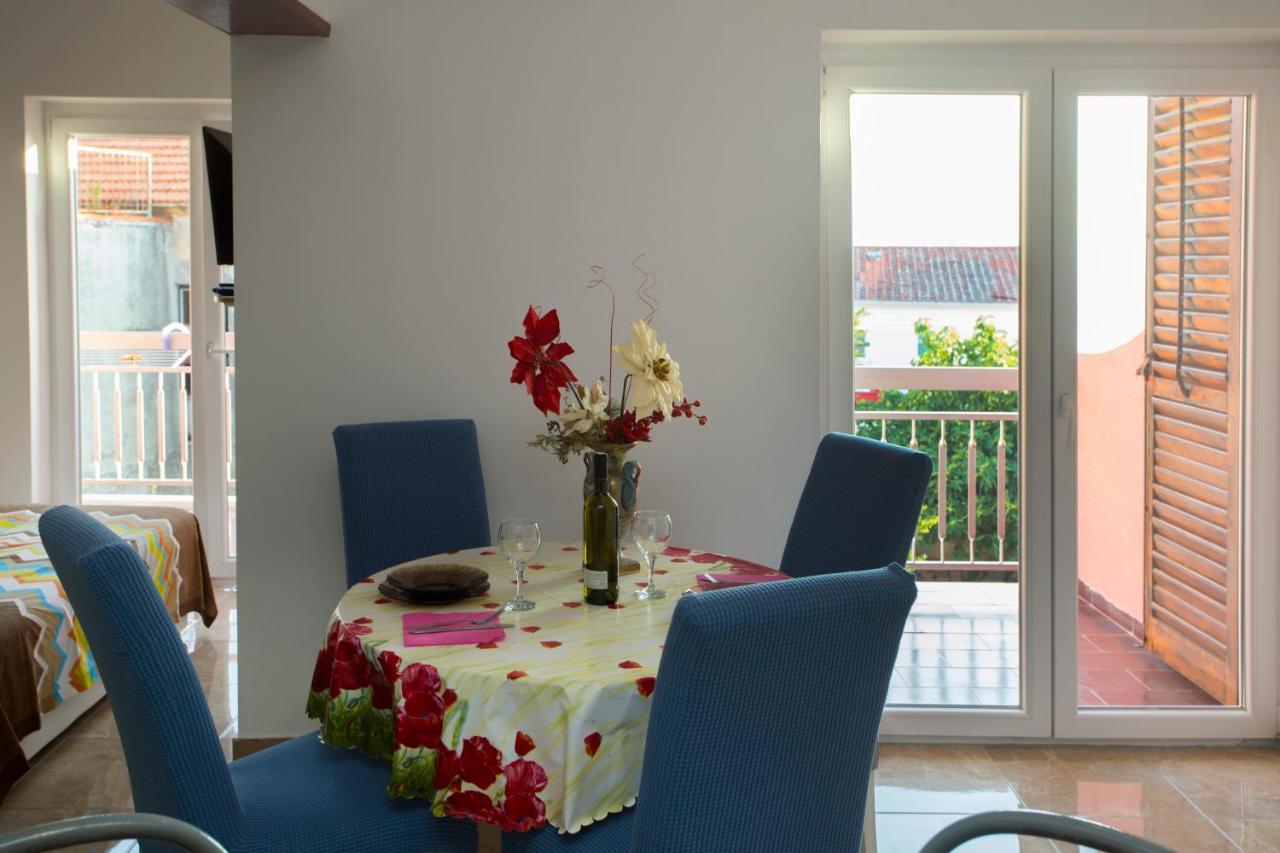 פודסטראנה Villa Nives Holiday Apartment Rentals מראה חיצוני תמונה